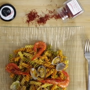 pasta con gambas, almejas y azafrán