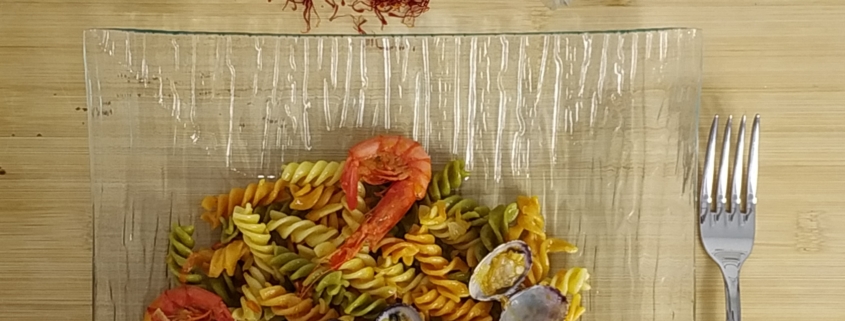 pasta con gambas, almejas y azafrán